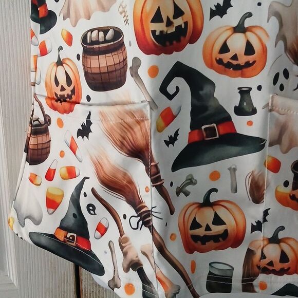 Halloween medical scrub top with 2 large front pockets ghosts pumpkins Sz S NWOT - Picture 5 of 8